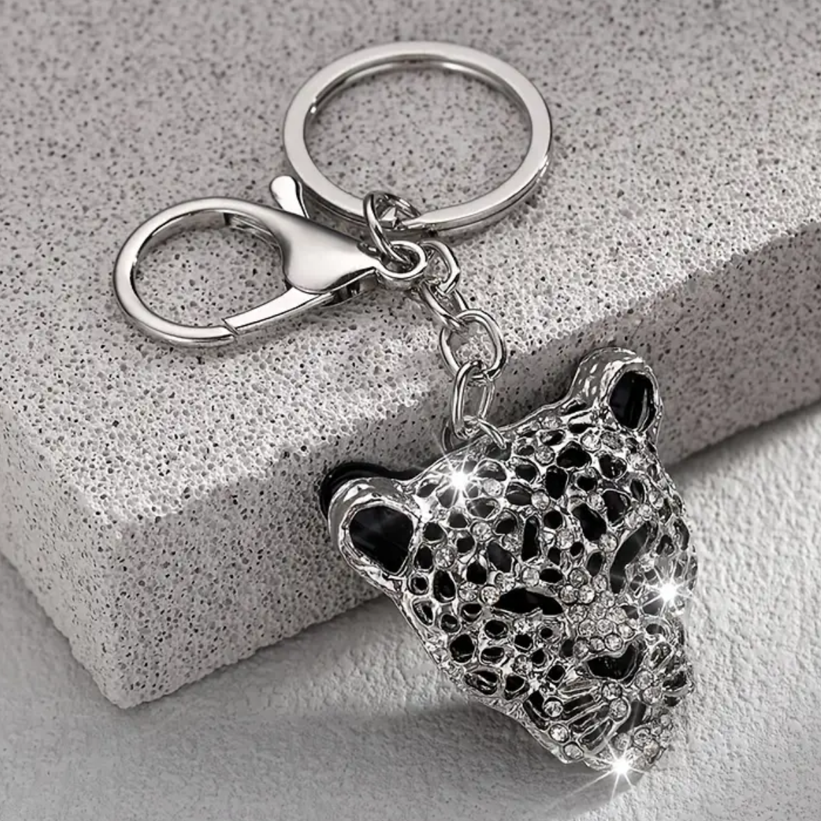 تعليق مفتاح برأس الفهد بالون فضي