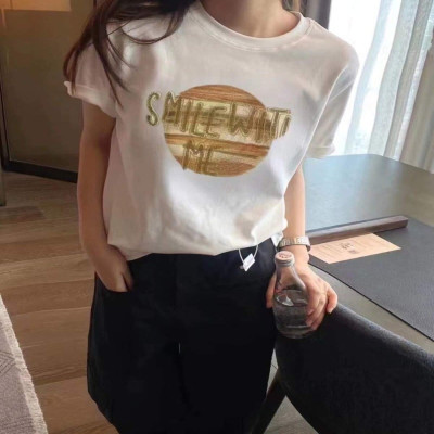 تي شيرت نسائي باللون الأبيض