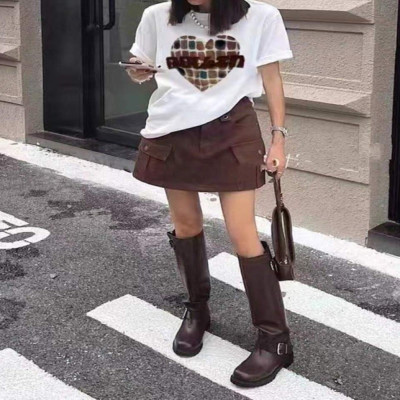 تي شيرت نسائي باللون الأبيض