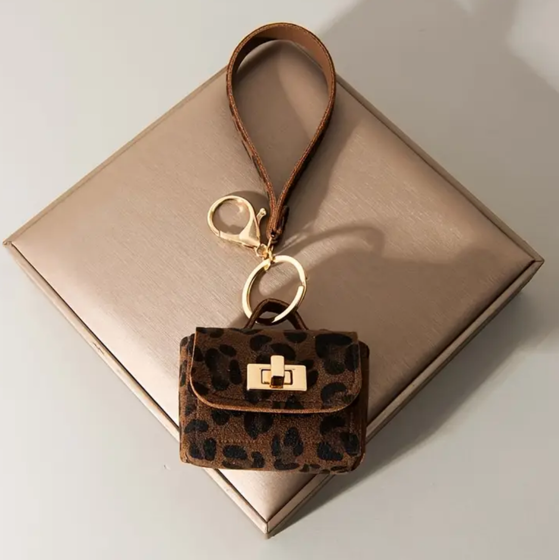 سلسة تعليق مفتاح