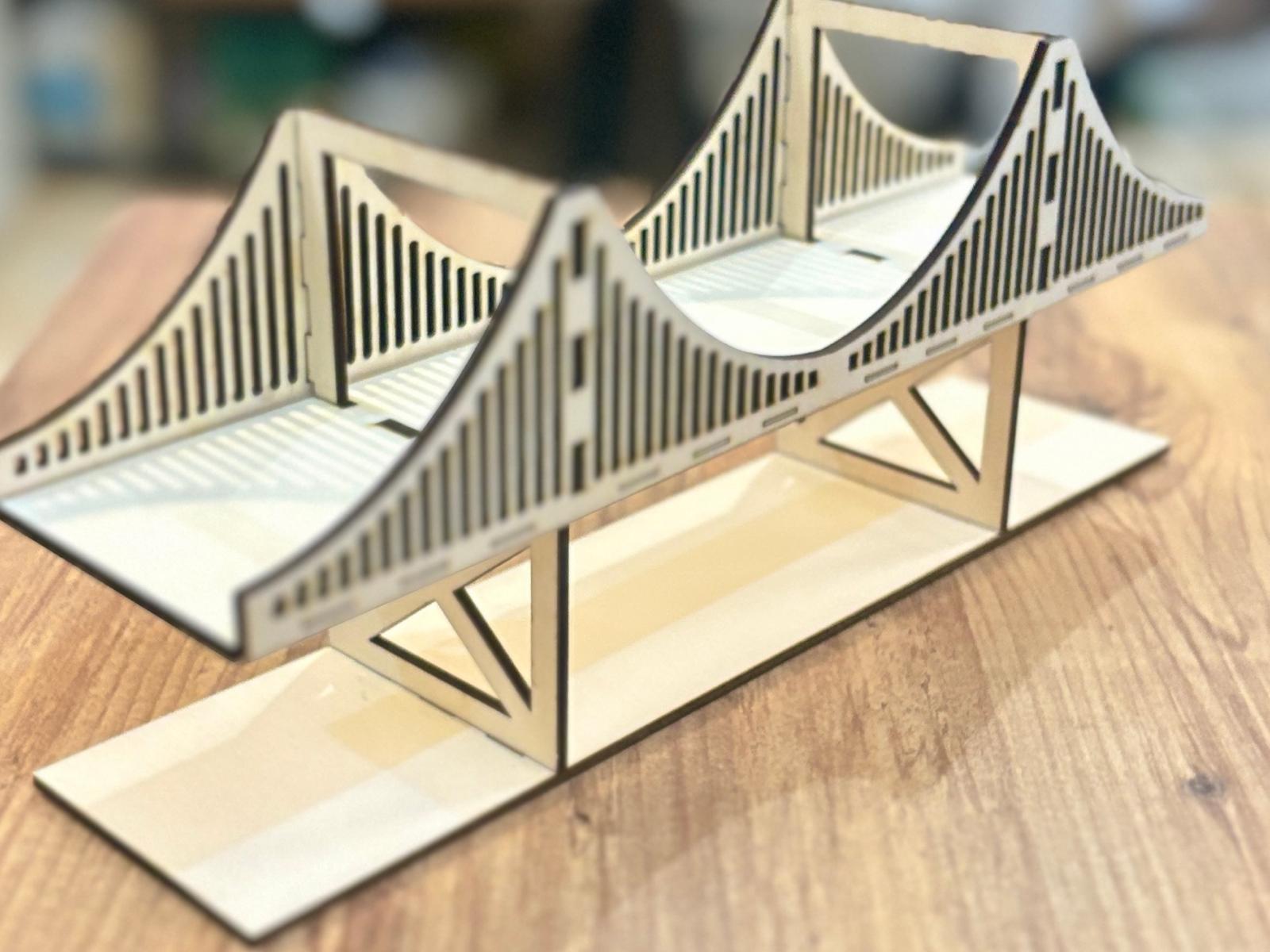 تصميم حصري  نموذج مصغر لجسر متعدد الأغراض، مصمم لعرض نماذج سيارات صغيرة وإنشاء صور بانورامية.  - سهل التجميع