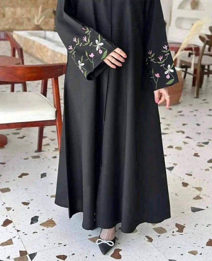 عباية جوري السوداء بتطريز زهري