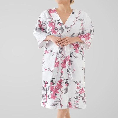 روب استحمام فاخر باللون الأبيض المشجر