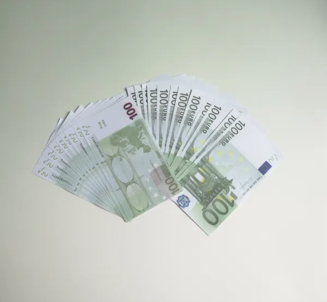 فلوس للمقالب و التصوير