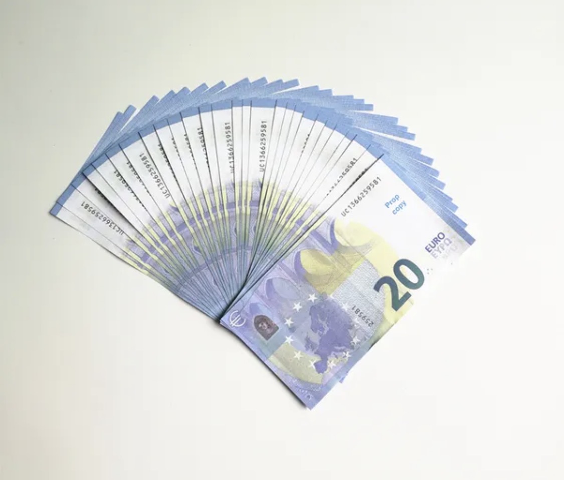 فلوس للمقالب و التصوير