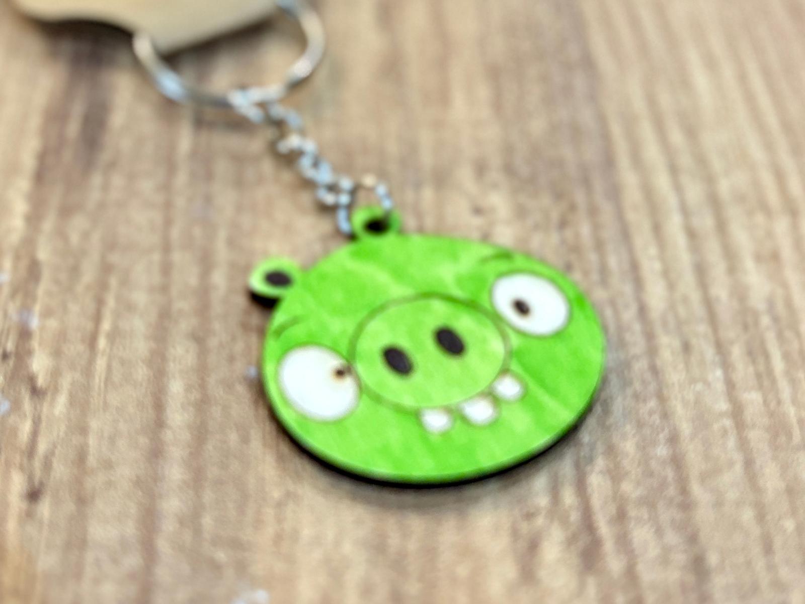 علاقة مفاتيح على شكل انجري بيرد الاخضر  ملف تصميم جاهز للتنفيذ والقص على جهاز الليزر    صيغ الملف : DXF , SVG , AI , EPS, XCS XTOOL  سماكة المادة : الكل